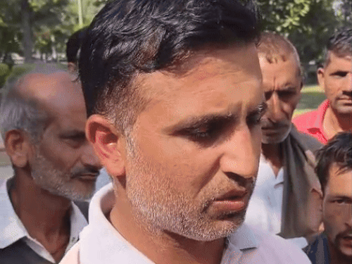 दैनिक भास्कर से बातचीत करते रिया के पिता विनोद कुमार।