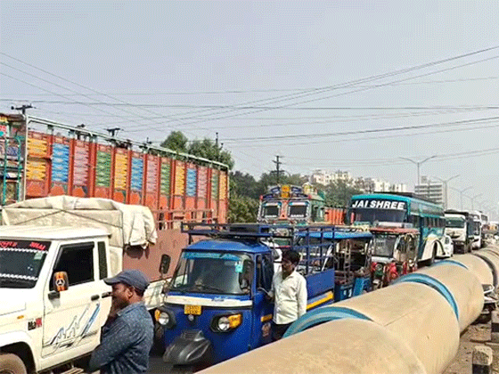 रायपुर में करीब 3 किमी तक लगे जाम में वाहन फंसे रहे।