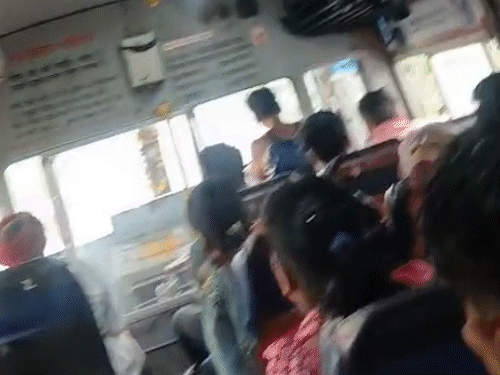 वीडियो कोटा का बताया जा रहा है। बस यात्रियों से भरी हुई है।
