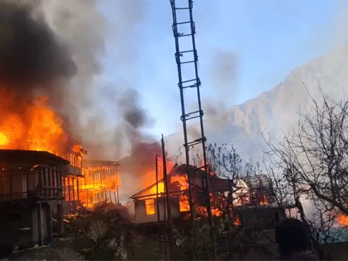 कुल्लू के बंजार में भीषण अग्निकांड में 13 घर जले।