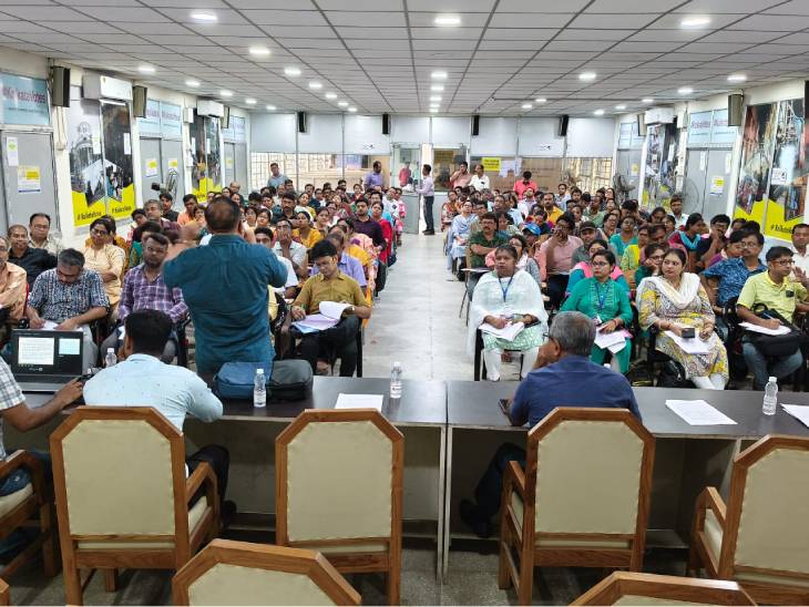 कोलकाता में ट्रेनिंग के दौरान मौजूद BLO