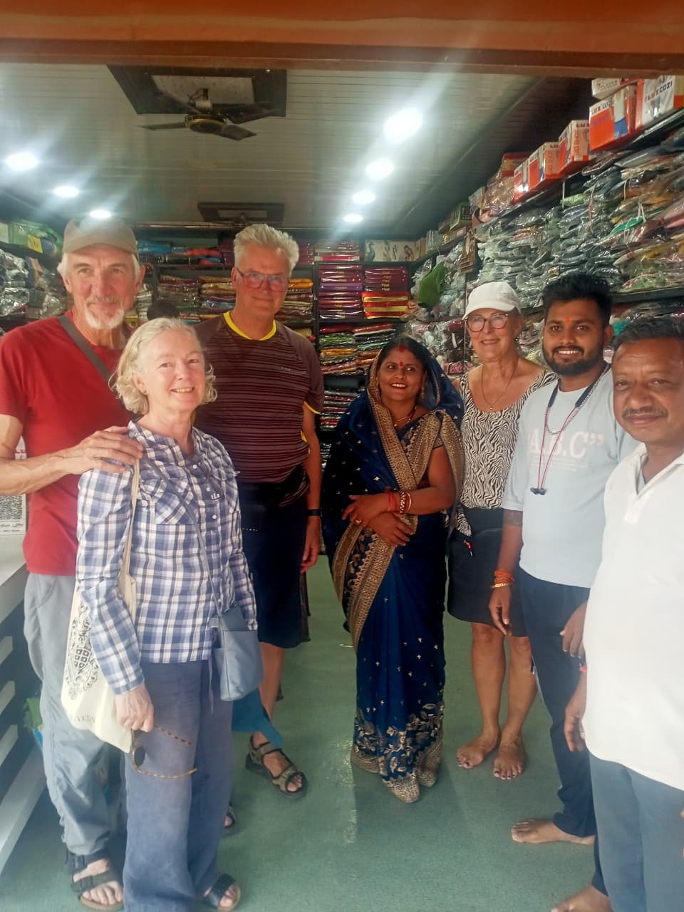 पर्यटको ने बाजार में दुकानदारों के साथ फोटो निकलवाई