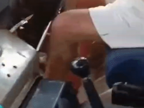 कुछ देर बाद बनियान और पजामा उतार दिया, निक्कर में ही बस चलाने लगा।