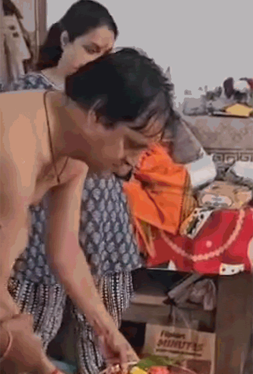 धर्मेंद्र के अच्छे स्वास्थ्य के लिए पूजा करते उनके फैंस।