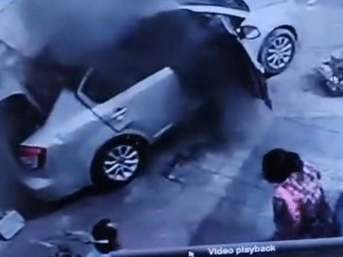 मौके पर मौजूद लोगों ने जैसे-तैसे कार का गेट खोला और पानी डालकर आग पर काबू पाया।