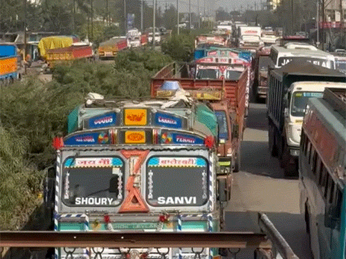 रिंग रोड नंबर 3 पर चक्काजाम से वाहनों की लंबी कतार लग गई।