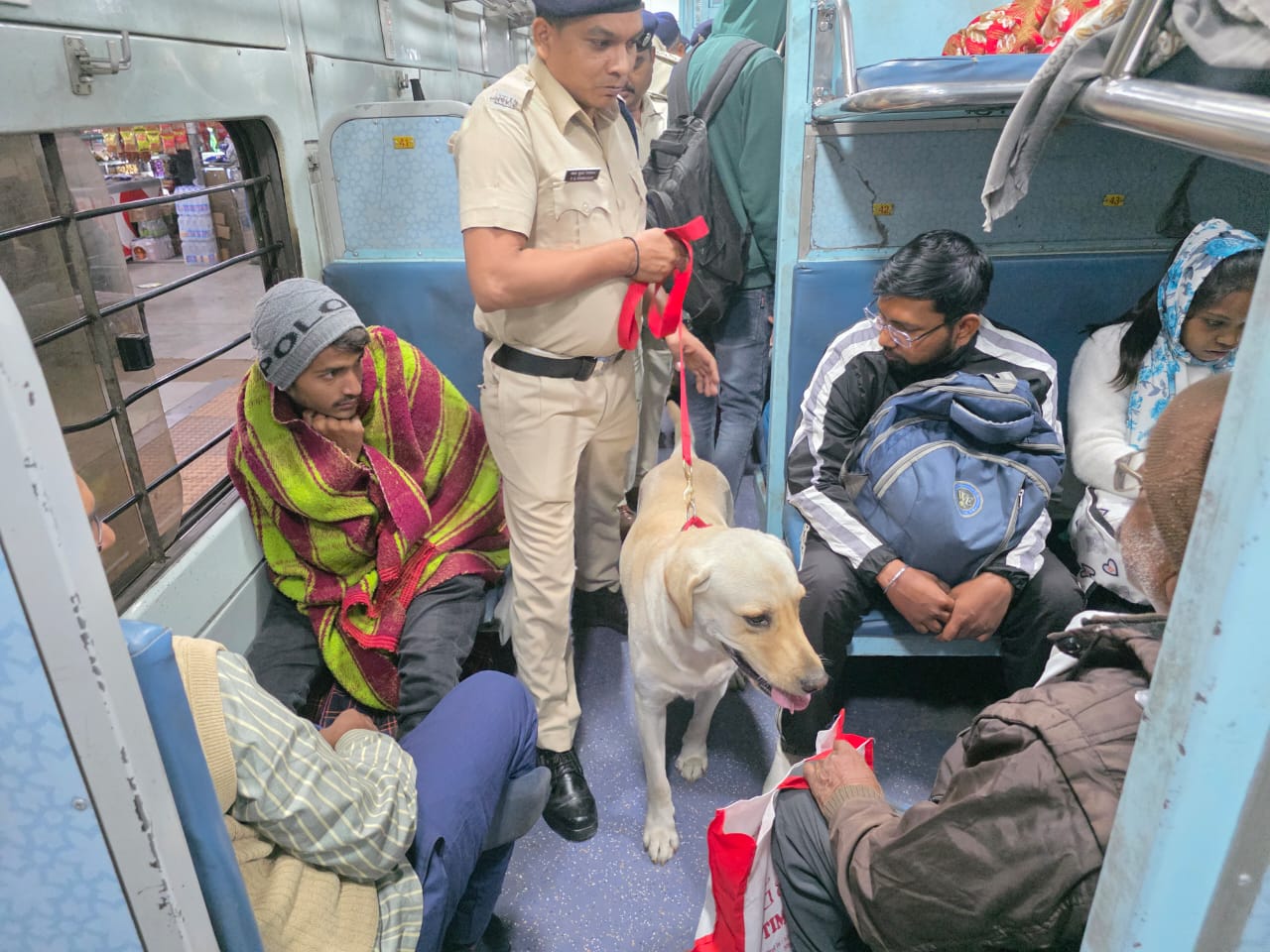 ट्रेन के अंदर भी डॉग स्क्वायड के साथ टीम ने चेकिंग की।