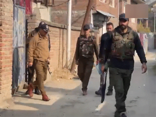 सिक्योरिटी फोर्सेस के सर्च ऑपरेशन के दौरान की फोटो।