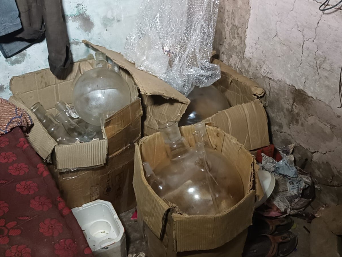 तलाशी के दौरान मौके से कई केमिकल जार, मिक्सिंग मशीनें, सीलिंग उपकरण बरामद किए गए।