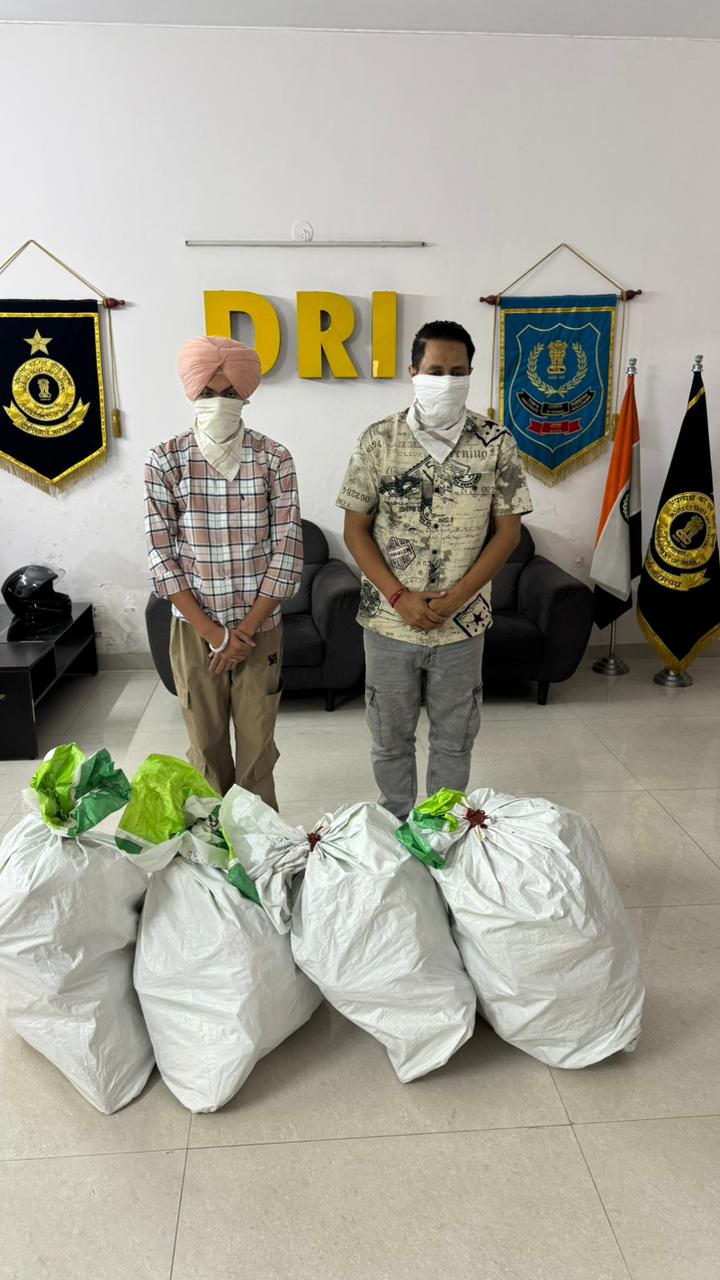 नशे के साथ पकड़े गए आरोपी।