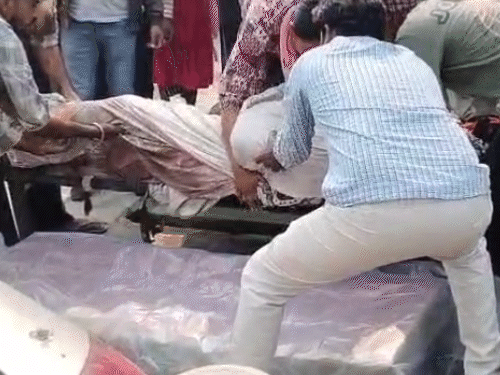 इस हादसे में सुरजीत की मौके पर ही मौत हो गई थी। कपड़ों से उसके शव को ढक मॉर्च्युरी में रखवाया गया है।