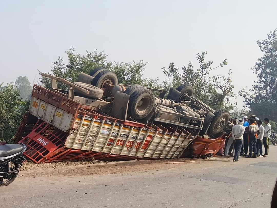 A truck loaded with gas cylinders overturned in Bangarmau.