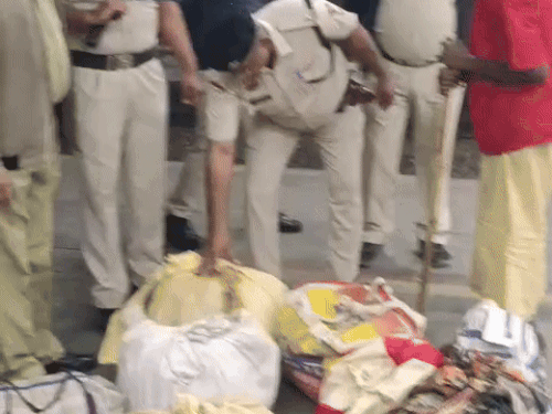 पानीपत रेलवे स्टेशन पर यात्रियों के सामान की चेकिंग करती GRP।