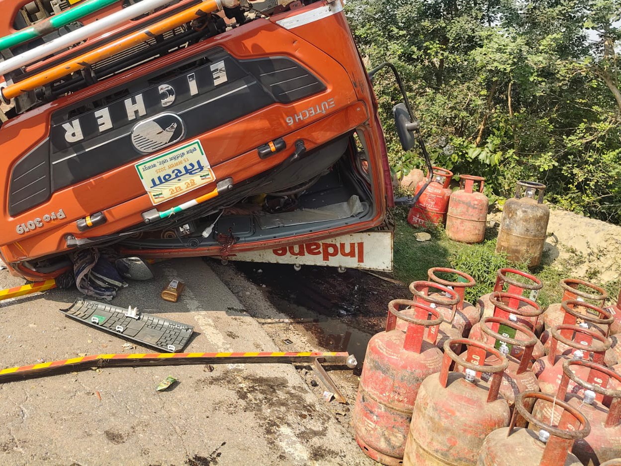 A truck loaded with gas cylinders overturned in Bangarmau.
