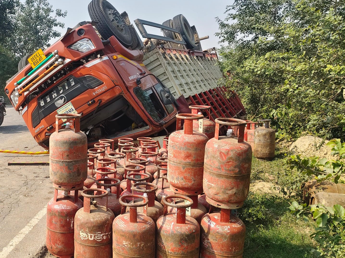 A truck loaded with gas cylinders overturned in Bangarmau.