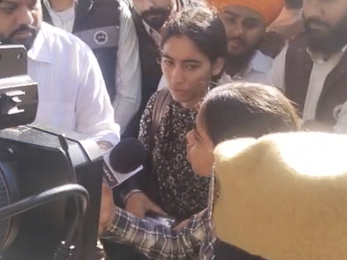 पंजाब यूनिवर्सिटी पहुंचे छात्र-छात्राओं को आईडी कार्ड दिखाने पर भी एंट्री नहीं दी जा रही।