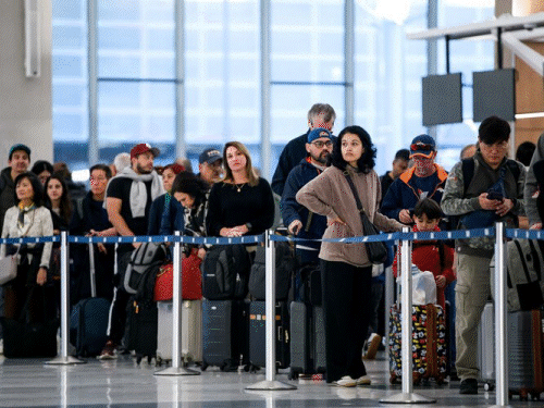 अमेरिका में 22 से 27 नवंबर के बीच थैंक्सगिविंग वीक मनाया जाता है। इससे पहले उड़ानों में कटौती से लोगों को परेशानी का सामना करना पड़ रहा है।