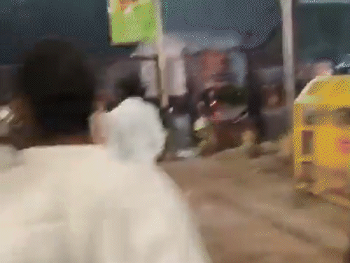 लाल किला के गेट पर खड़े लोग खुद बचाने के लिए भागे।