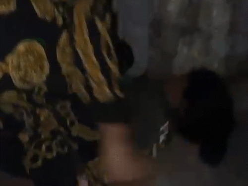 युवती की पिटाई के दौरान कुछ और लोग भी अरपा किनारे नजर आ रहे हैं।