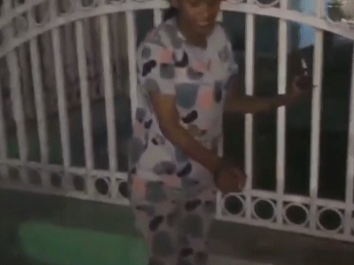 थर्ड जेंडर ने युवती के बाल पकड़कर जमीन पर घसीट-घसीटकर पीटा।