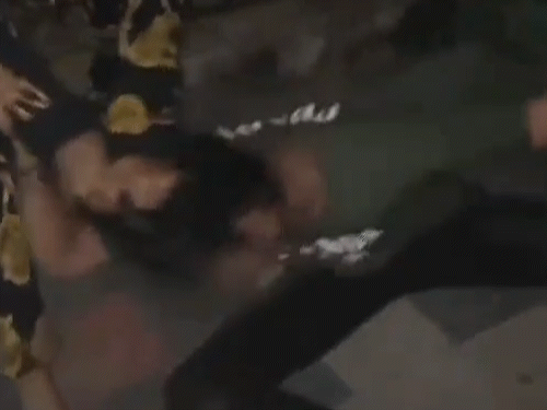 बिलासपुर में किन्नर ने युवती के बाल पकड़कर जमीन पर पटक दिया।