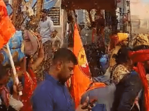 पलवल में धीरेंद्र शास्त्री पर जेसीबी से की गई पुष्प वर्षा।