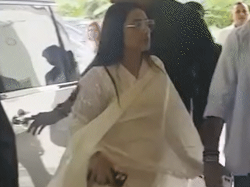 रानी मुखर्जी भी प्रेयर मीट में पहुंचीं और परिवार से मुलाकात की।