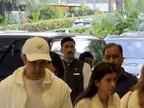 ऋतिक गर्लफ्रेंड सबा आजाद के साथ प्रेयर मीट में पहुंचे