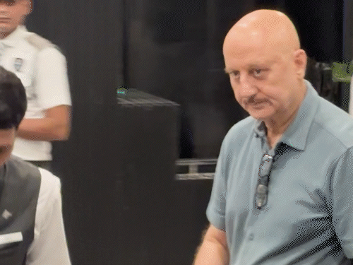 अनुपम खेर परिवार को सांत्वना देने पहुंचे।