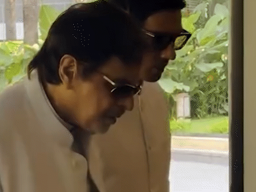 इस दौरान संजय खान ने मौके पर मौजूद पैपराजी का हाथ जोड़कर अभिवादन किया।