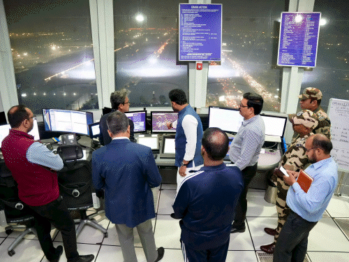 नागरिक उड्डयन मंत्री राममोहन नायडू ने शुक्रवार को दिल्ली एयरपोर्ट पर एटीसी मैसेजिंग सिस्टम में आई तकनीकी खराबी के बाद कामकाज का रिव्यू किया। वे एटीसी टावर भी गए।