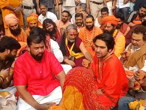 पलवल के पृथला गांव में धीरेंद्र शास्त्री और राजा सिंह ने सड़क पर बैठकर चाय पी।