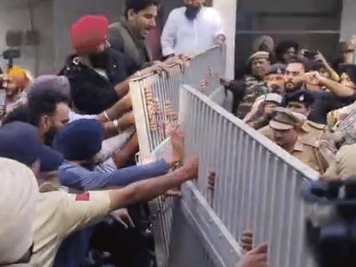 PGI के सामने वाले 1 नंबर गेट को तोड़कर अंदर घुसते प्रदर्शनकारी।