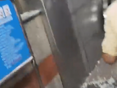 मेट्रो स्टेशन की एंट्री पर की वॉल पर लगा ग्लास ब्लास्ट की धमक से टूट गया। लोग खुद को बचाने के लिए इधर-उधर भागते नजर आए।