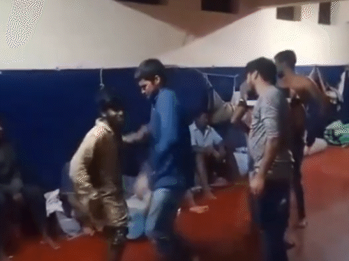 कैदी जेल के अंदर नाचते दिख रहे हैं। वायरल वीडियो करीब एक हफ्ते पहले का बताया जा रहा है।