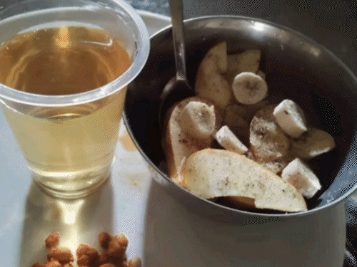 वीडियो में शराब और खाने की चीजें नजर आ रही हैं।