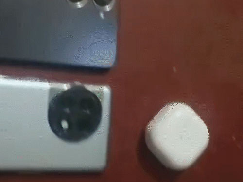 जेल के अंदर के इस वीडियो में फोन और चार्जर भी नजर आ रहे हैं।