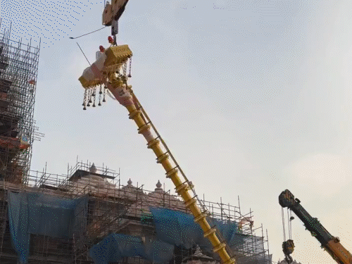 राम मंदिर में शिखर पर खंभे लगाने के काम पूरे होने के बाद अब ध्वज फहराया जाएगी।