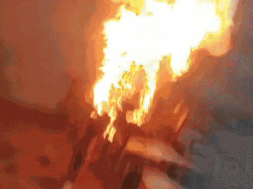 विजुअल में छात्र उज्जवल राणा जलता दिख रहा है। साथी छात्रों ने आग बुझाकर उसे बचाया।