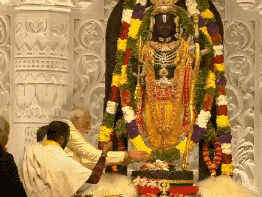 ये तस्वीर 22 जनवरी, 2024 की है। जब पीएम मोदी ने प्राण-प्रतिष्ठा के दौरान राम पूजन किया था।
