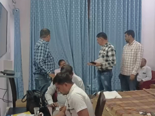 नायब तहसीलदार को 50 हजार रिश्वत लेते रंगे हाथों गिरफ्तार किया गया।