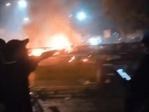 मौके पर पर मौजूद लोगों के मुताबिक ऐसा लगा कि बम ब्लास्ट हुआ हो।