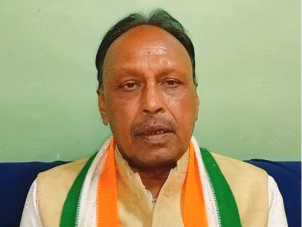 इंदौर शहर कार्यवाहक अध्यक्ष देवेंद्र सिंह यादव ने मामले की शिकायत राष्ट्रीय अध्यक्ष खड़गे से की।