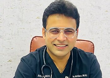 डॉ. अखिलेंद्र सिंह ने बताया कि मनोज बाजपेयी ने फिल्म ; गैंग्स ऑफ वासेपुर’ के समय हेयर ट्रांसप्लांट कराया था।