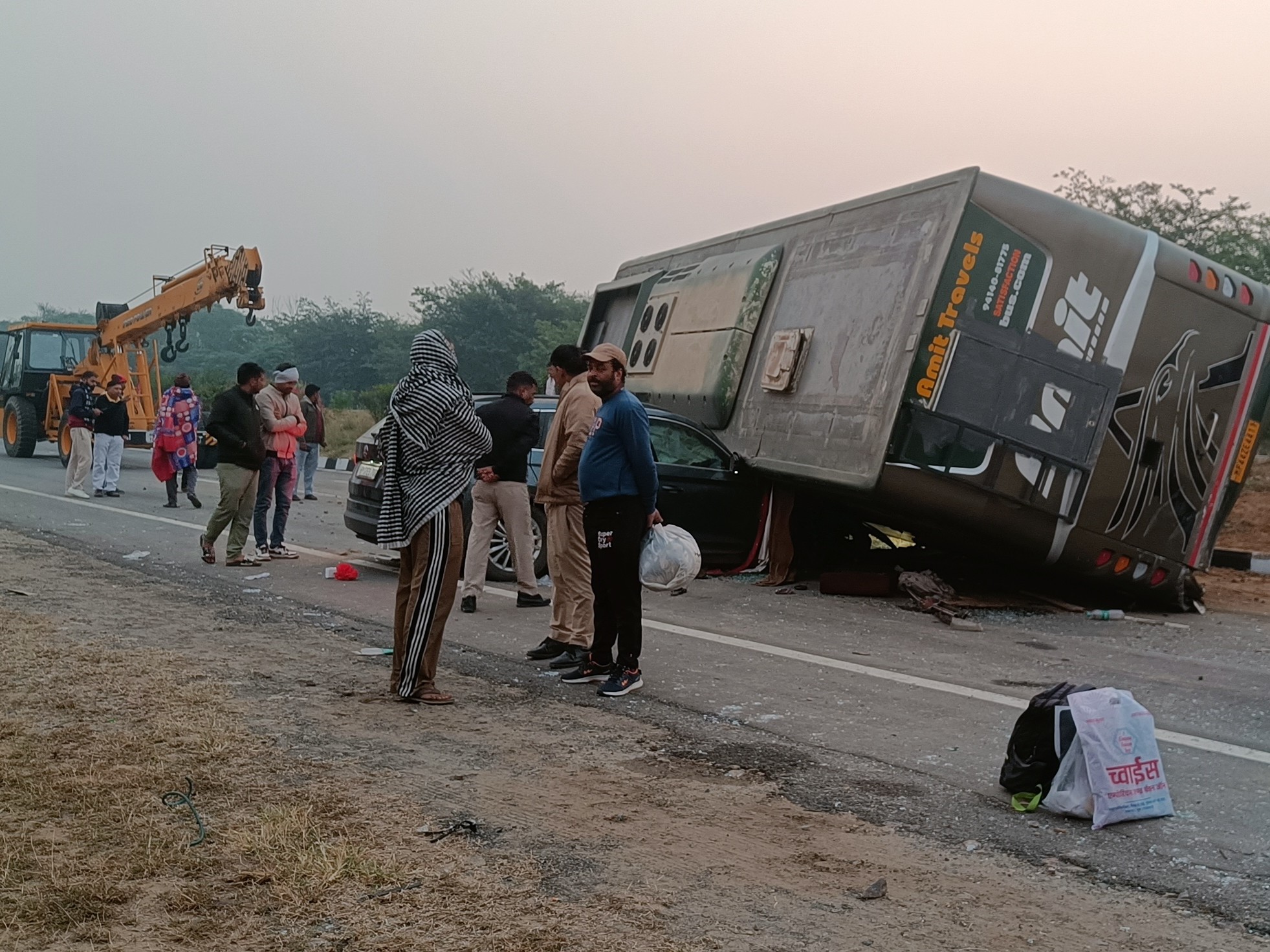 नेशनल हाईवे 52 कार के ऊपर पलटी बस को उठाने के लिए बुलाई क्रेन, व एकत्रित लोग तथा मौके पर पहुंची पुलिस