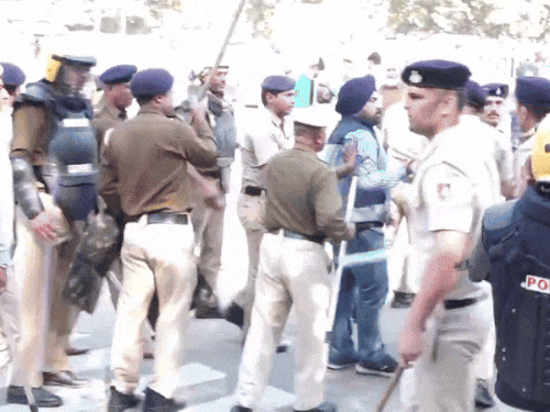 प्रदर्शनकारियों को रोकने के लिए गेट पर चढ़ीं चंडीगढ़ की SSP कंवरदीप कौर। बैरिकेडिंग तोड़ने पर पुलिस ने स्टूडेंट्स पर लाठीचार्ज किया। - Dainik Bhaskar