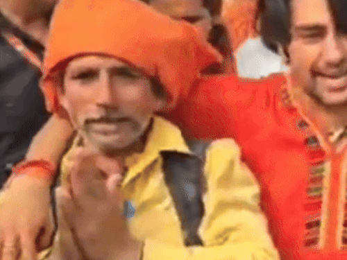 बाघोला गांव में एक व्यक्ति ने धीरेंद्र शास्त्री के पैर पकड़ लिए। इसके बाद शास्त्री ने उनके कंधे पर हाथ रख लिया और अपने साथ चलाया।