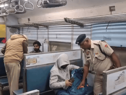 पानीपत में ट्रेन में यात्रियों की चेकिंग करती GRP।