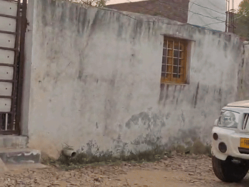 फरीदाबाद के फतेहपुर तगा गांव के घर से 2563 किलो संदिग्ध विस्फोटक बरामद करके ले जाती पुलिस।