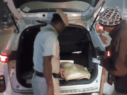 फरीदाबाद में हाई अलर्ट के बाद गाड़ियों की चेकिंग की जा रही है।